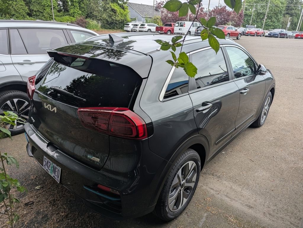 Used 2022 Kia Niro EX Premium w/ Cold Weather Package FWD image 7