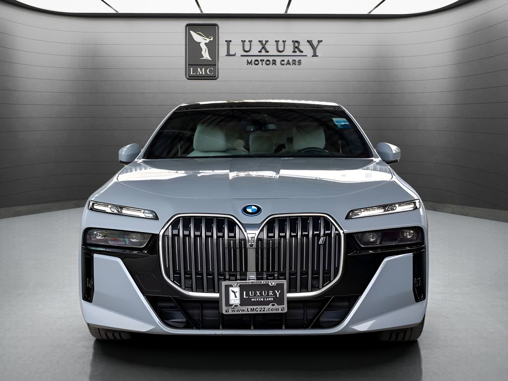 Used 2023 BMW i7 xDrive60 w/ Executive Package 2 AWD/4WD image 3
