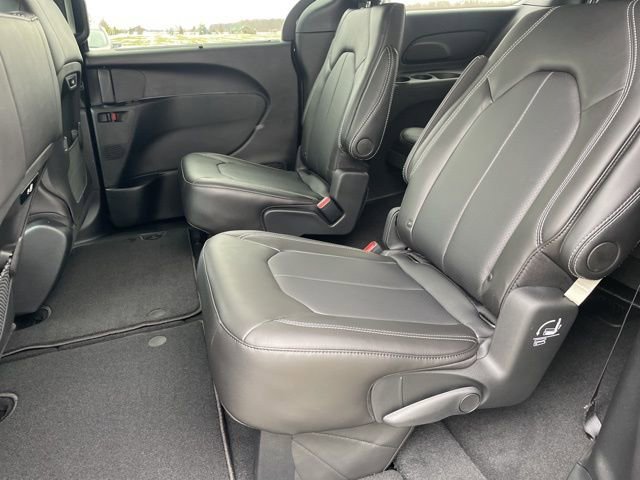 New 2026 Chrysler Pacifica Select w/ S Appearance Package image 9