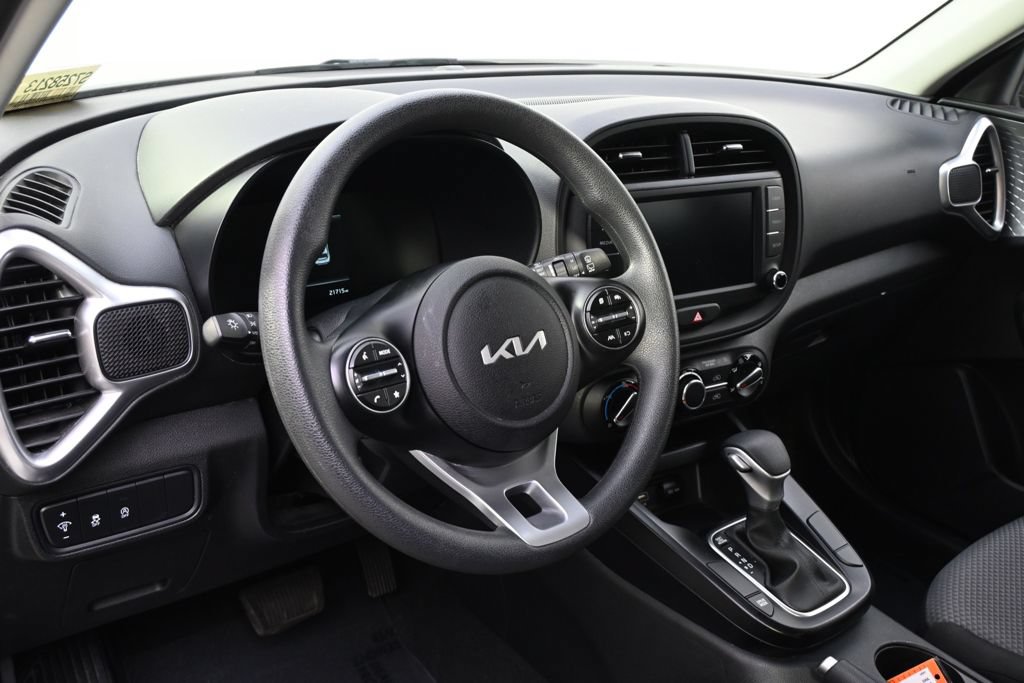 Used 2025 Kia Soul LX w/ LX Technology Package FWD image 11