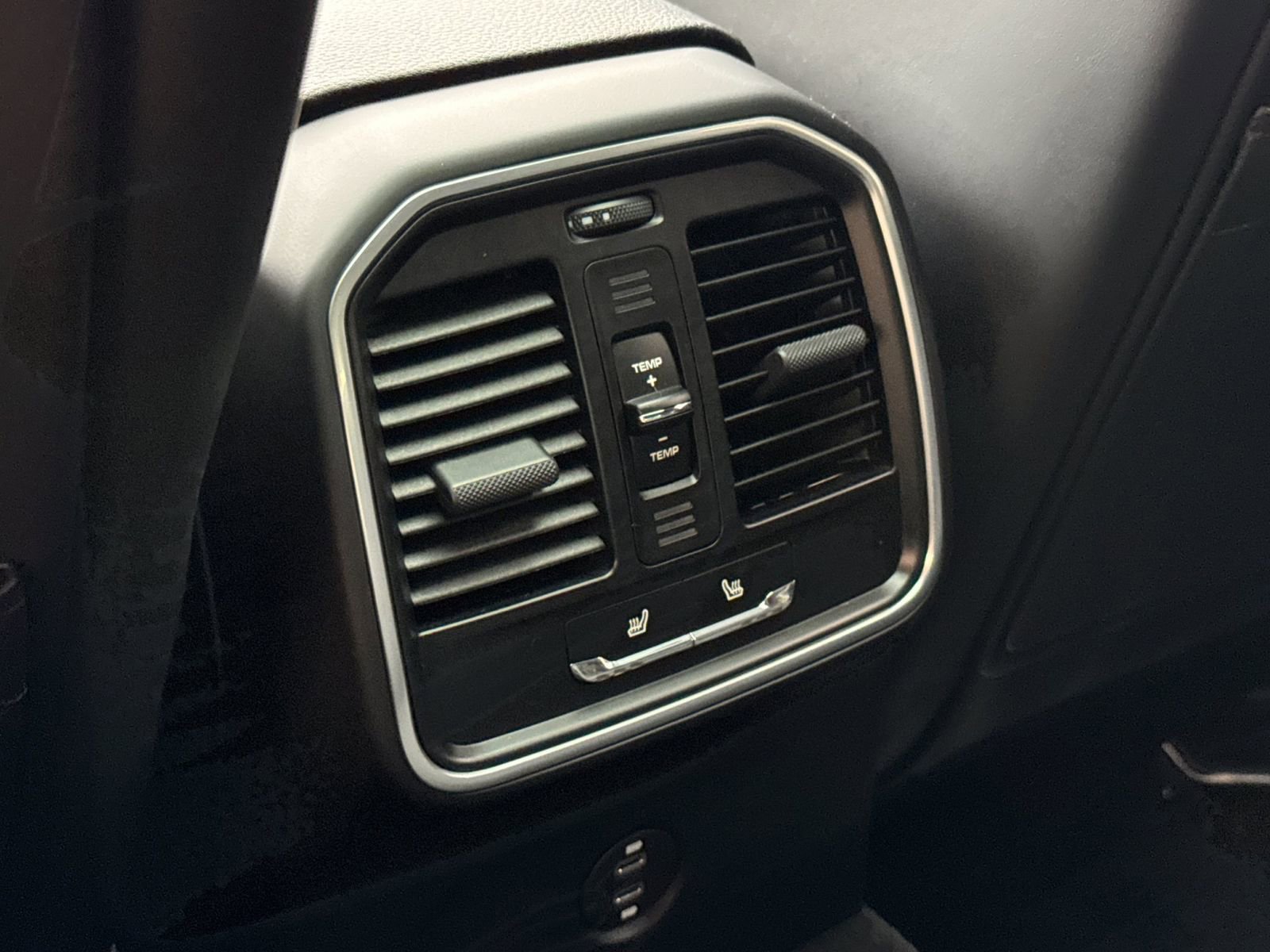 Certified 2023 Porsche Macan image 14