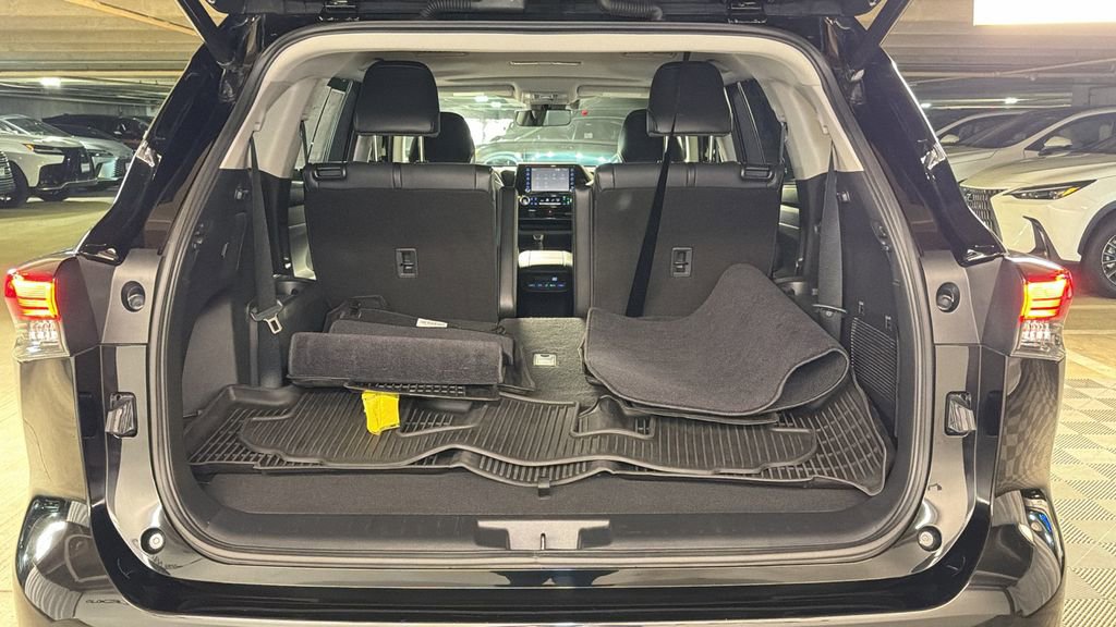 Used 2021 Toyota Highlander XLE image 14