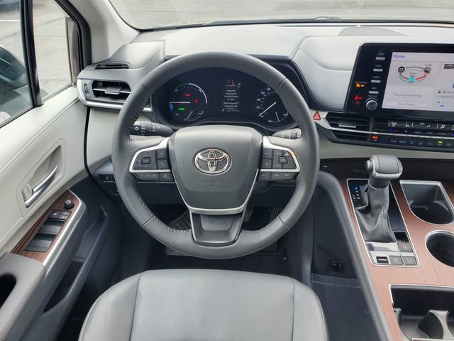 Used 2023 Toyota Sienna XLE FWD image 14