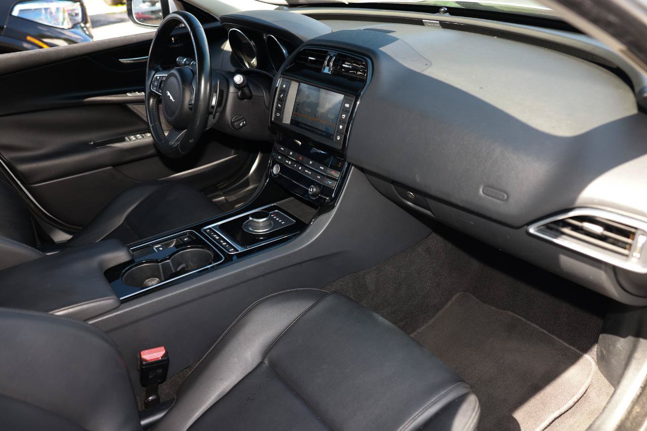 Used 2017 Jaguar XE Premium RWD image 18