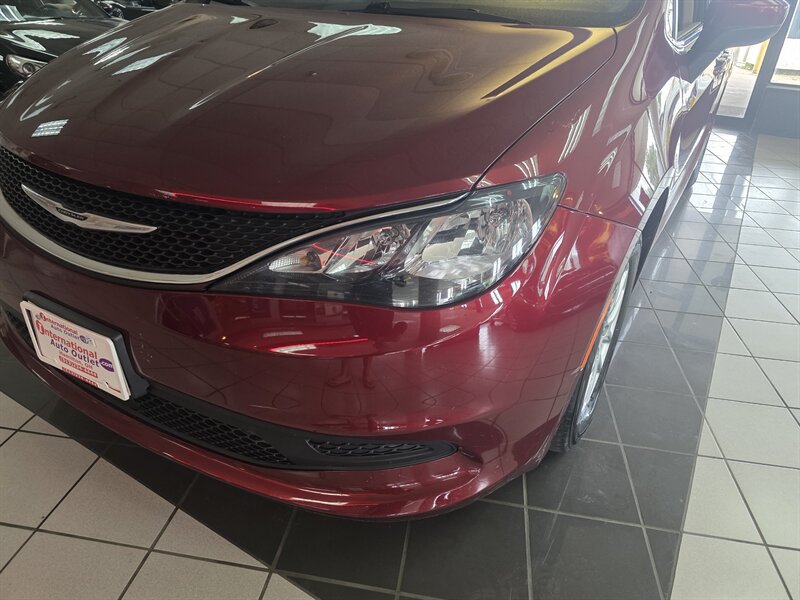 Used 2021 Chrysler Voyager LX FWD image 7