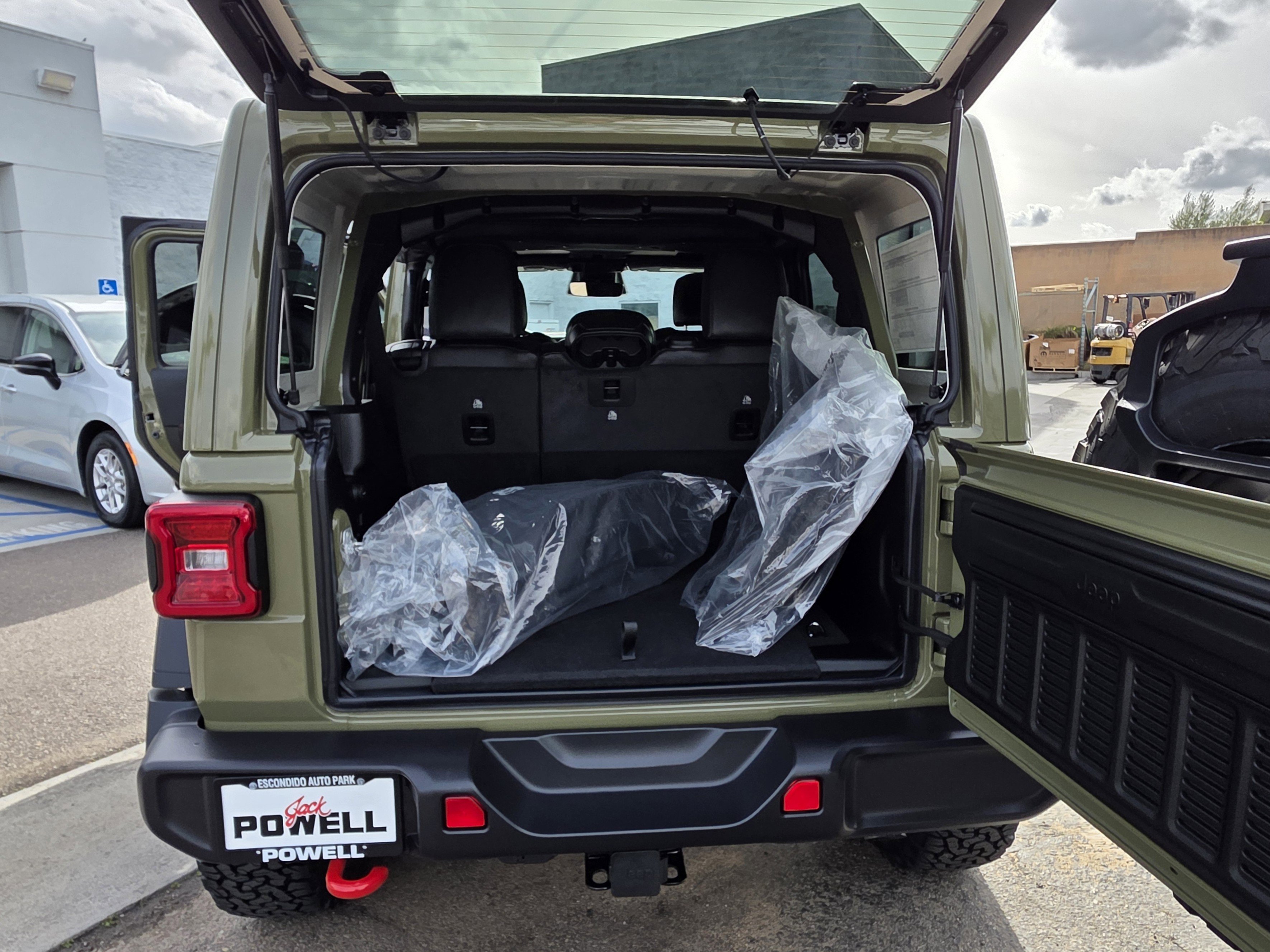 New 2026 Jeep Wrangler Unlimited Rubicon w/ Technology Group AWD/4WD image 18