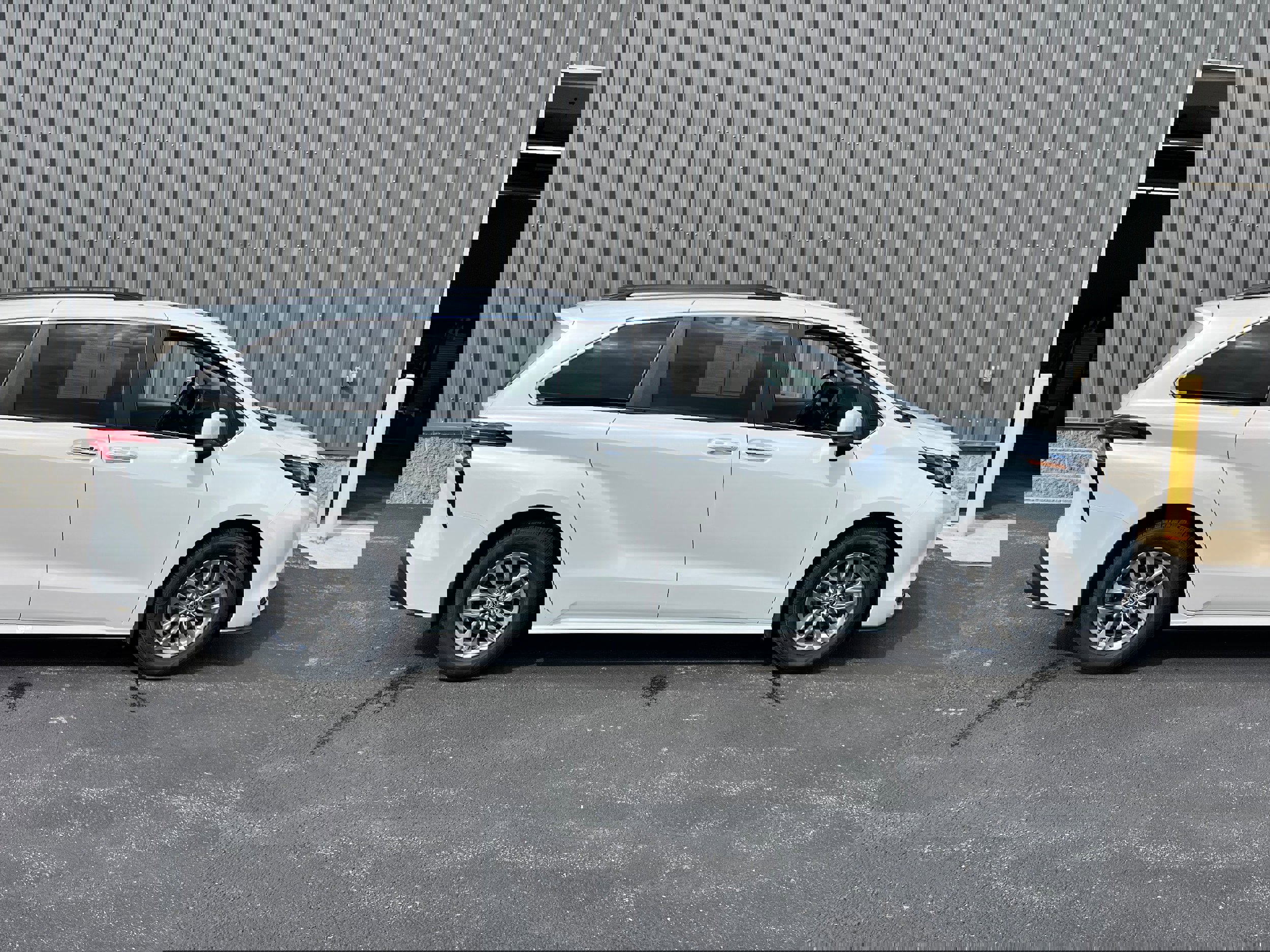 Certified 2022 Toyota Sienna XLE AWD/4WD image 1