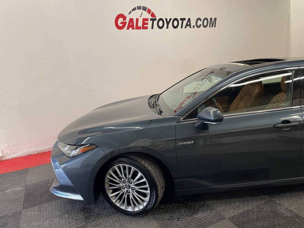 Used 2019 Toyota Avalon Limited image 3