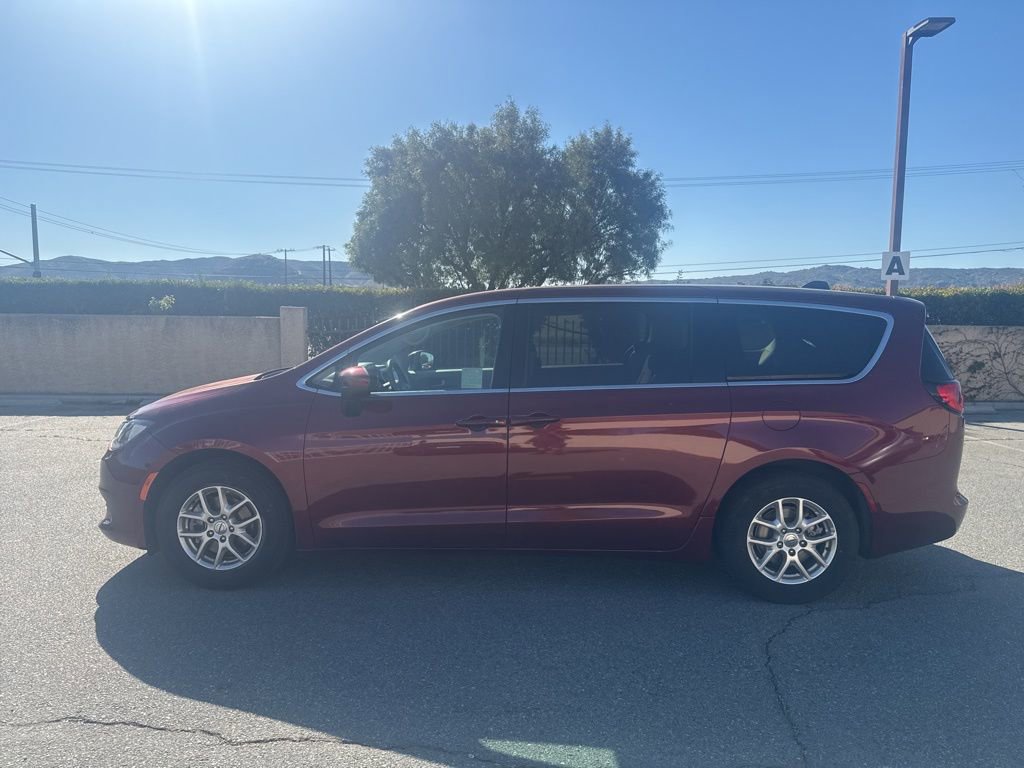 Used 2022 Chrysler Voyager LX image 5