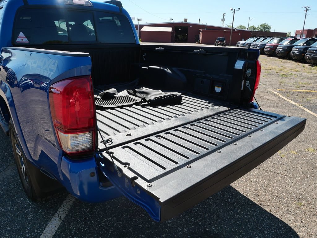 Used 2016 Toyota Tacoma TRD Sport AWD/4WD image 10