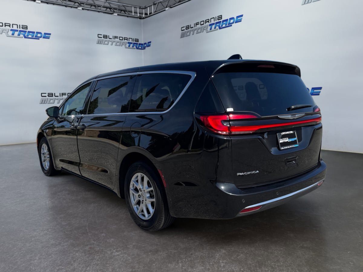 Used 2023 Chrysler Pacifica Touring-L FWD image 7