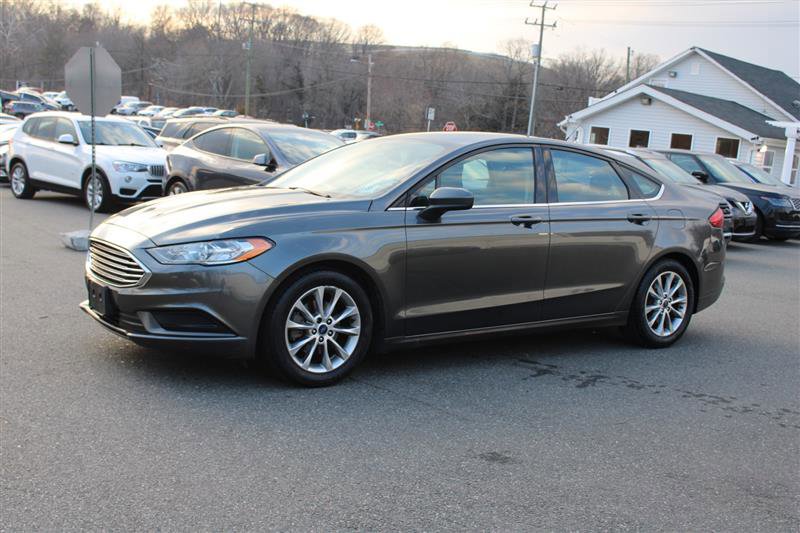 Used 2017 Ford Fusion SE w/ Fusion SE Technology Package image 3