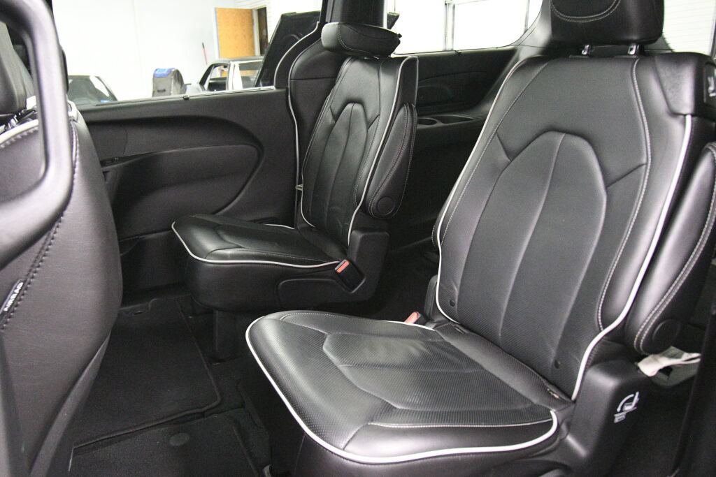 Used 2025 Chrysler Pacifica Limited FWD image 23