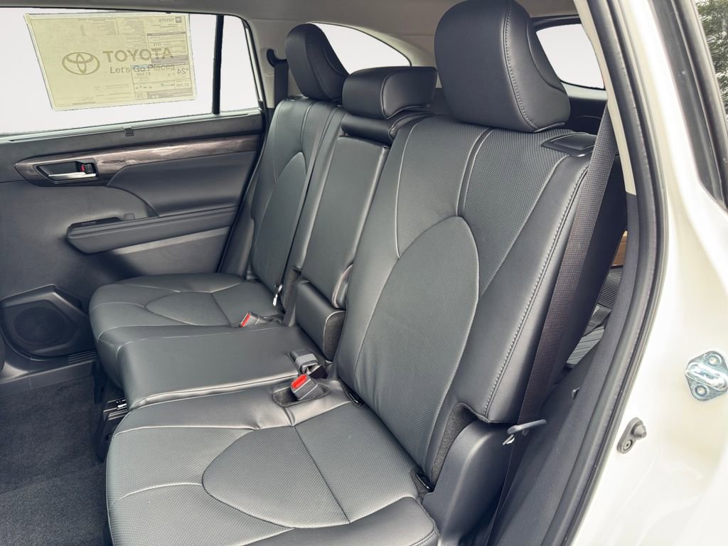 New 2025 Toyota Highlander Limited image 13