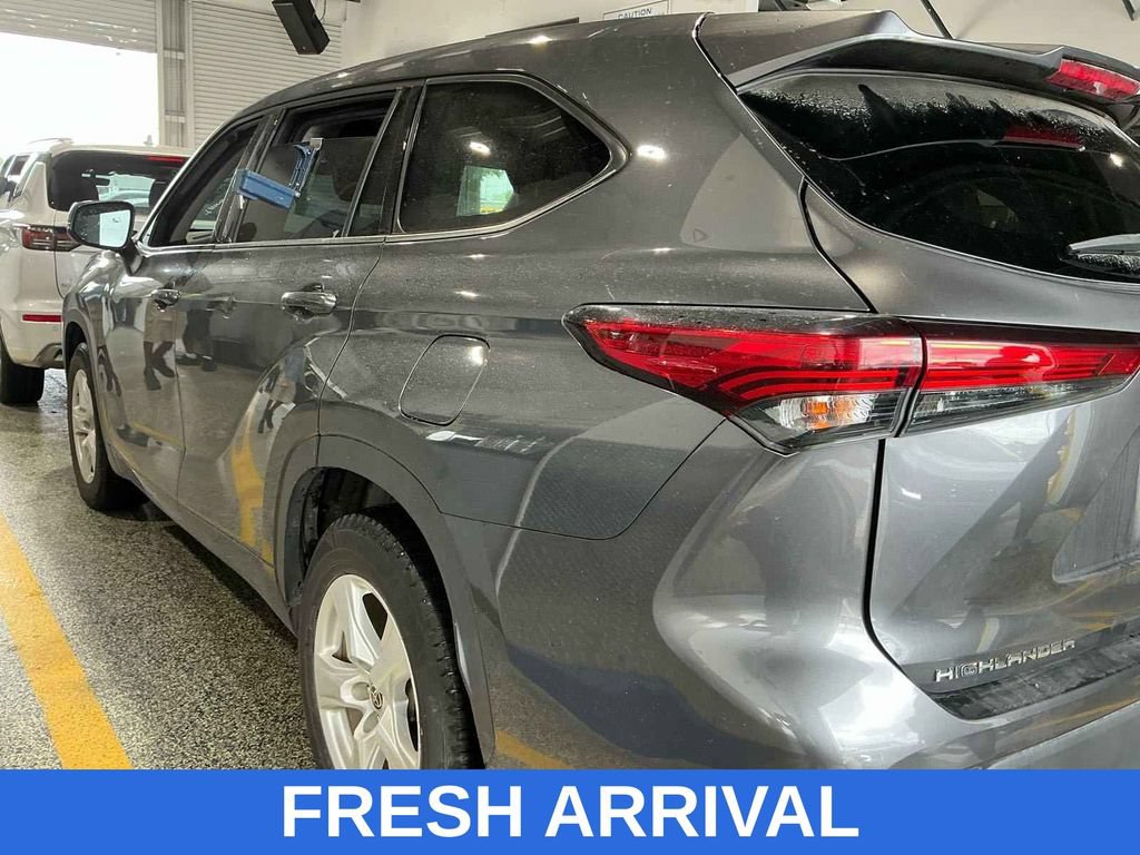 Used 2020 Toyota Highlander LE FWD image 2
