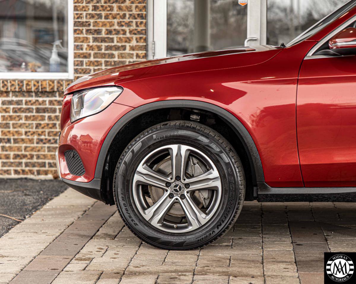 Used 2018 Mercedes-Benz GLC 300 4MATIC w/ Premium Package image 23
