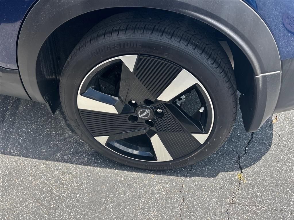 Used 2025 Nissan Kicks SR w/ SR Premium Package FWD image 15