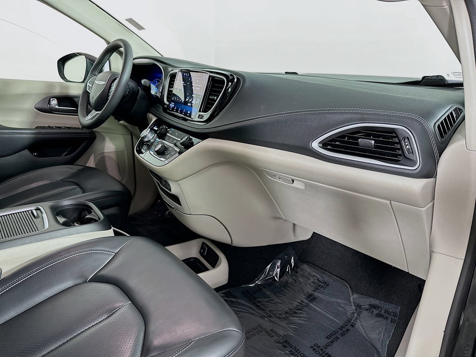 Used 2023 Chrysler Pacifica Touring-L FWD image 30