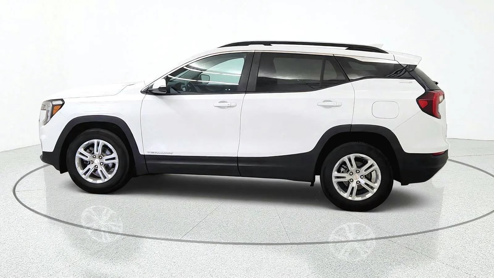 Used 2024 GMC Terrain SLE w/ Driver Convenience Package FWD image 5