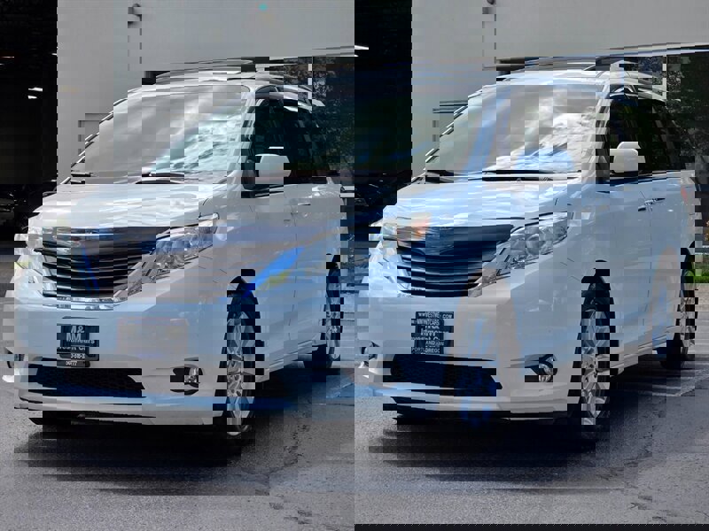 Used 2011 Toyota Sienna XLE w/ Premium Pkg image 1