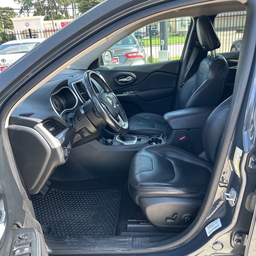 Used 2016 Jeep Cherokee Trailhawk w/ Leather Interior Group AWD/4WD image 7