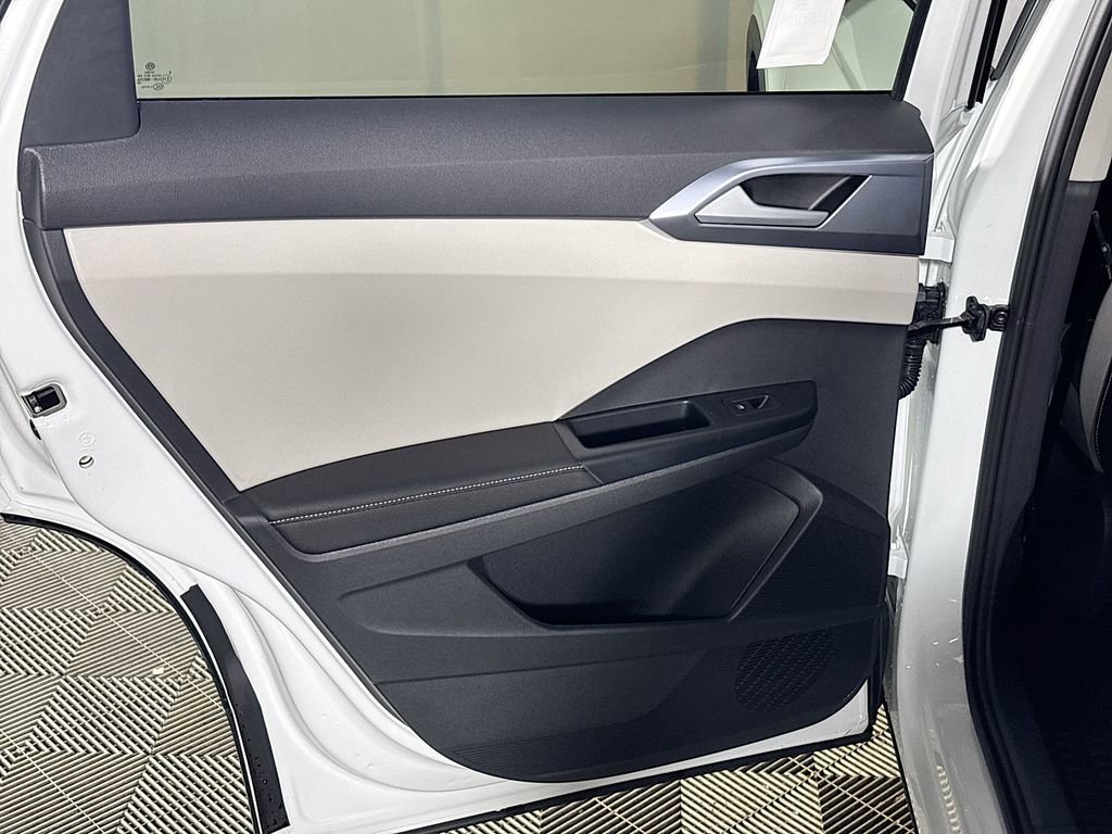 New 2025 Volkswagen Taos SE image 19