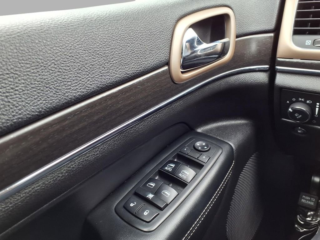 Used 2017 Jeep Grand Cherokee Limited image 18