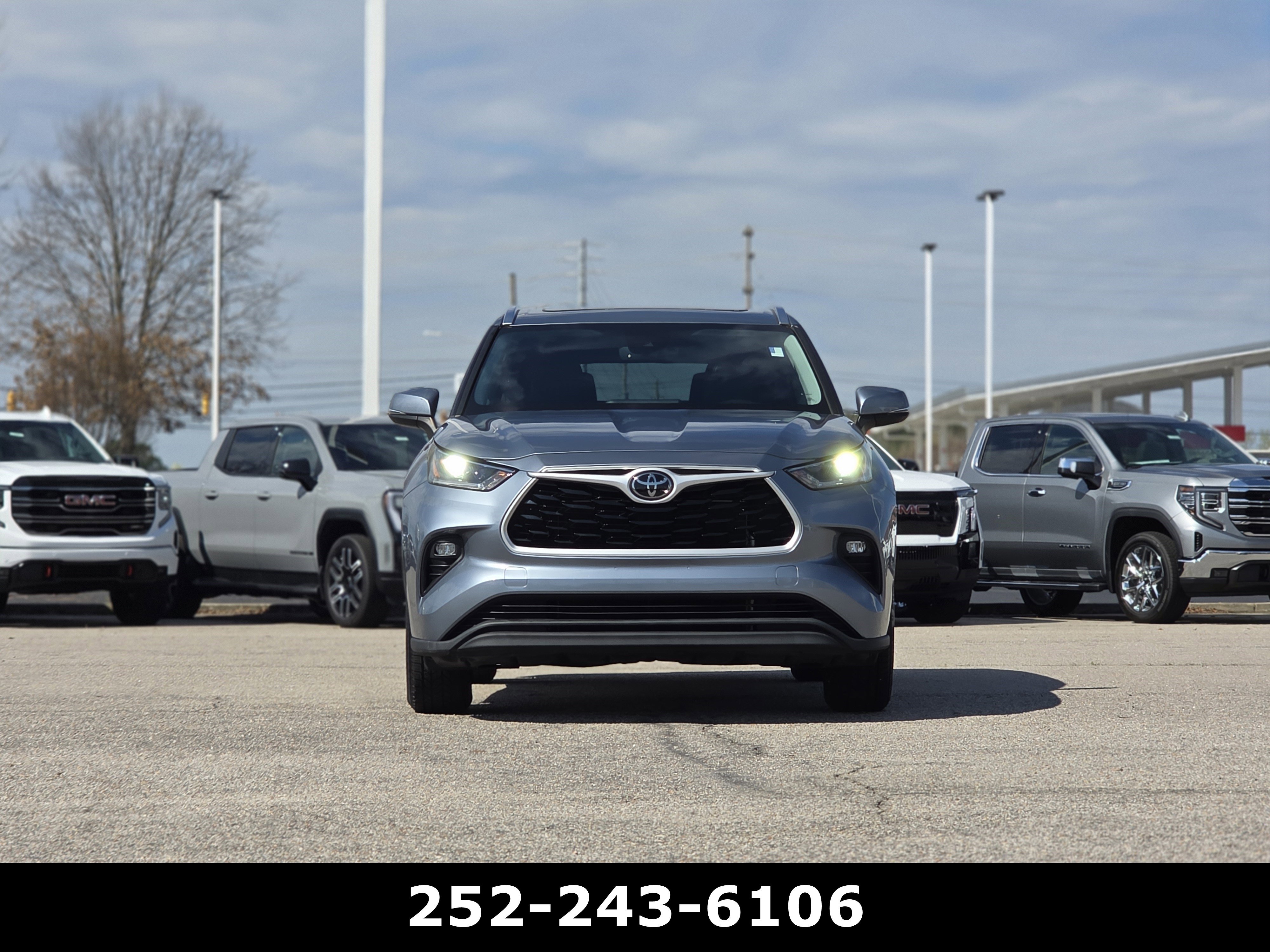 Used 2021 Toyota Highlander XLE image 2