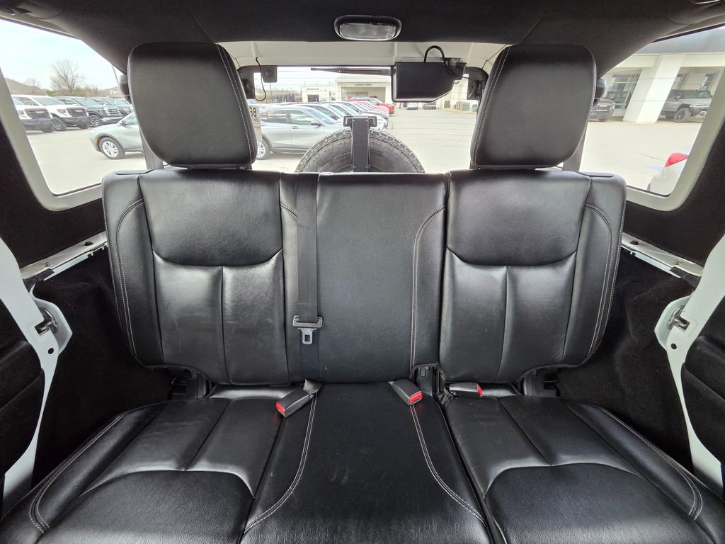 Used 2017 Jeep Wrangler Unlimited Sahara w/ Connectivity Group image 27