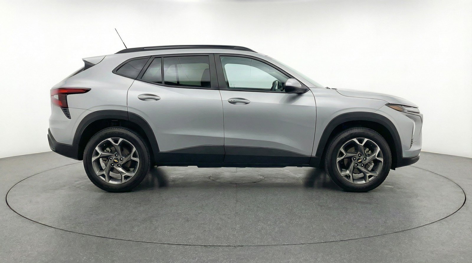 Used 2025 Chevrolet Trax LT FWD image 8