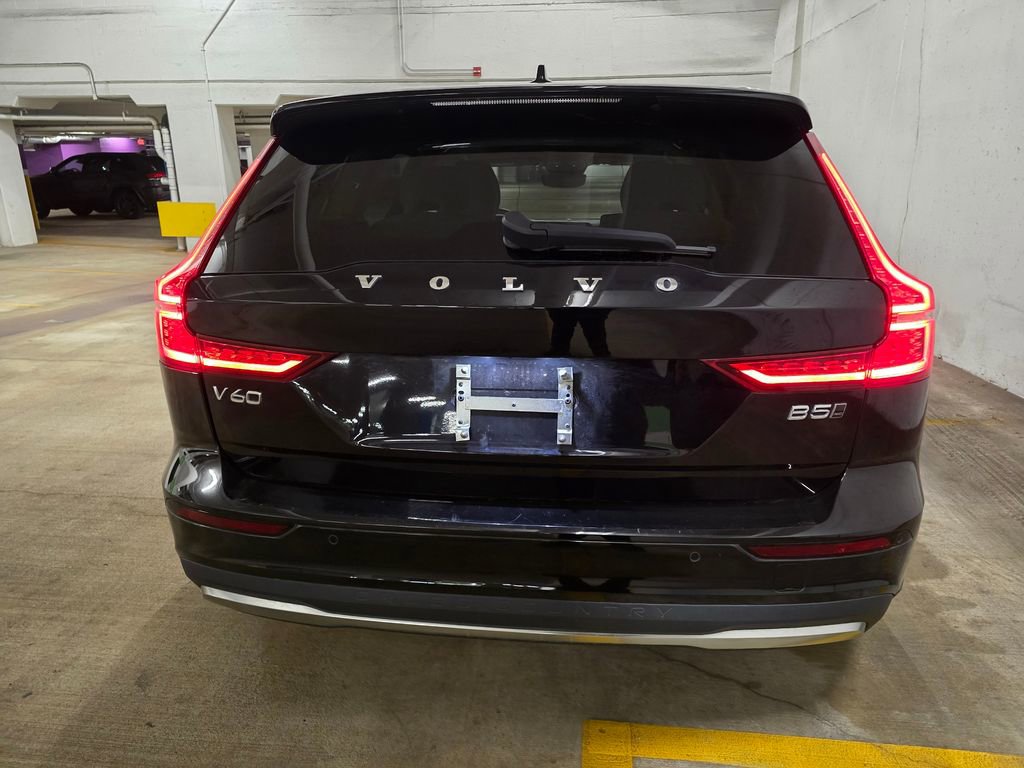 Used 2025 Volvo V60 B5 Cross Country Plus image 5