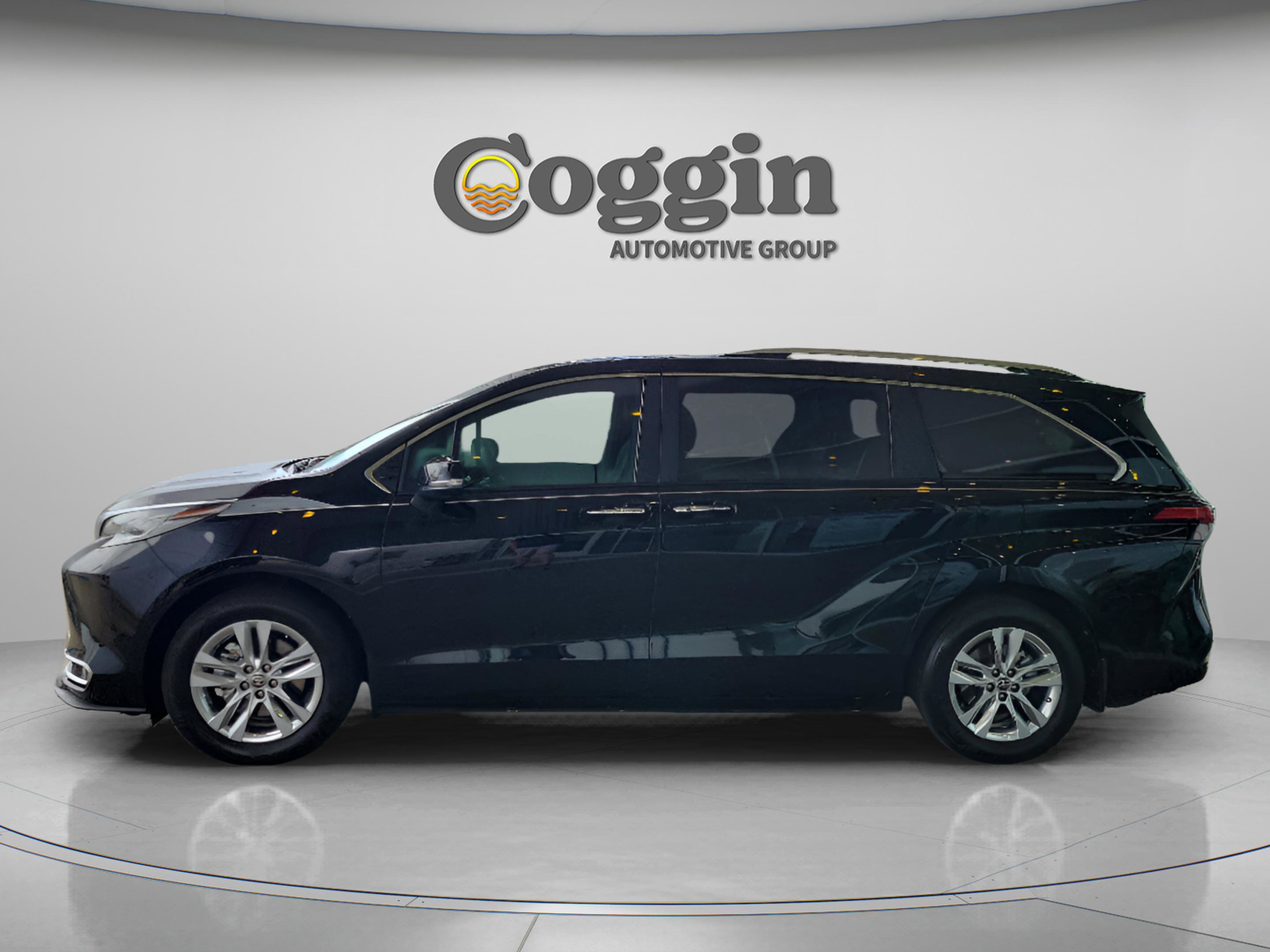Used 2025 Toyota Sienna Limited image 3