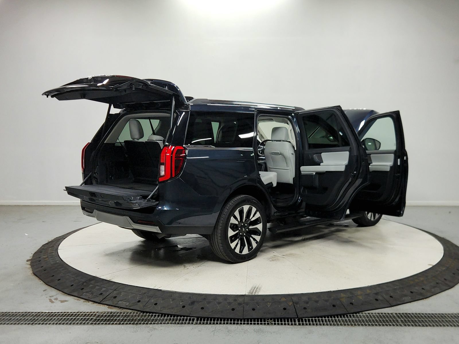 Used 2025 Ford Expedition Platinum w/ Driver's Package AWD/4WD image 16