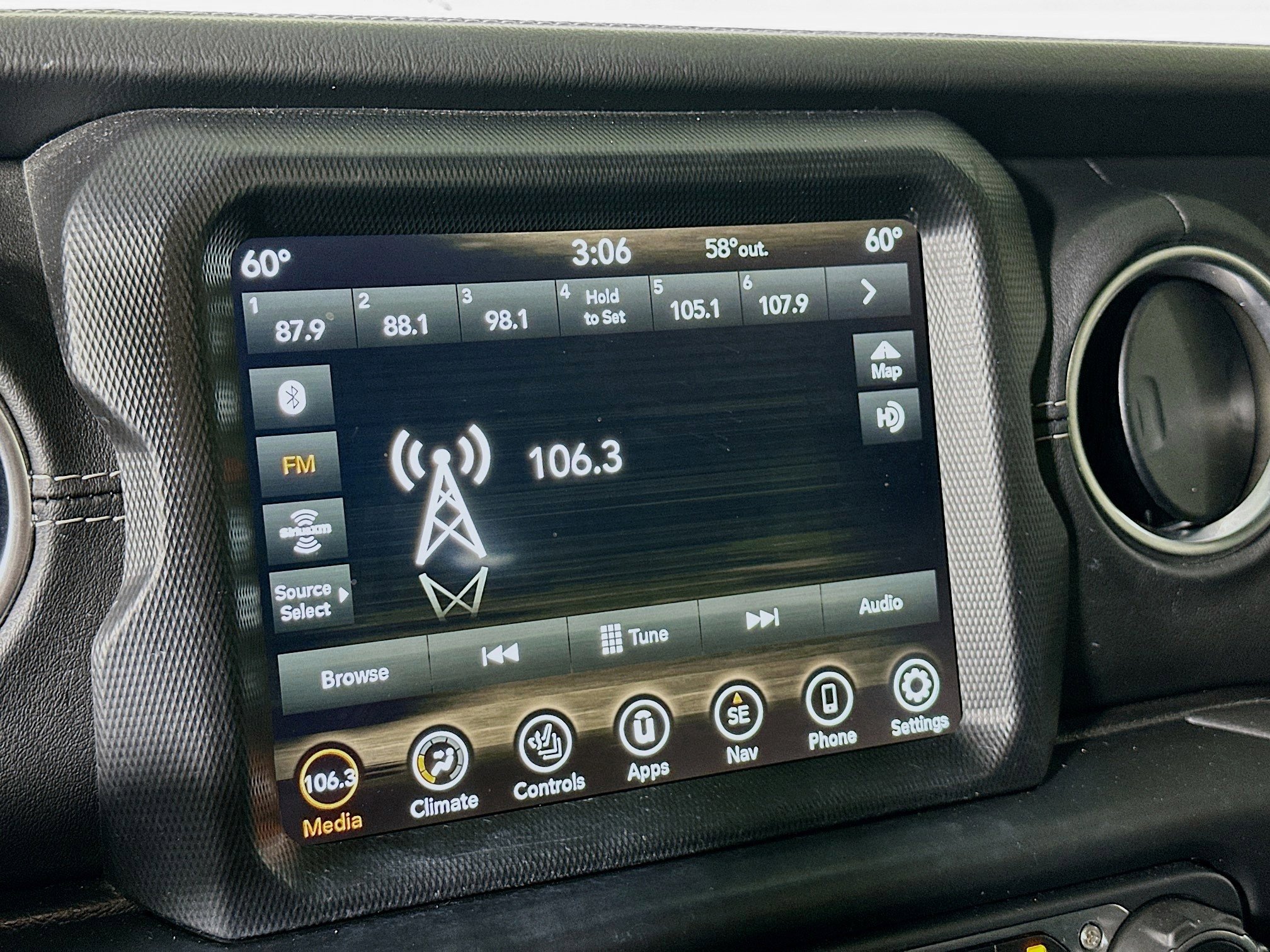 Used 2021 Jeep Wrangler Sahara w/ Cold Weather Group image 19