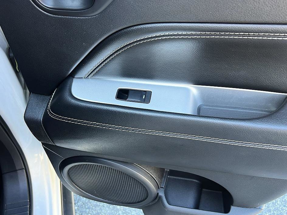 Used 2016 Jeep Compass Latitude image 24