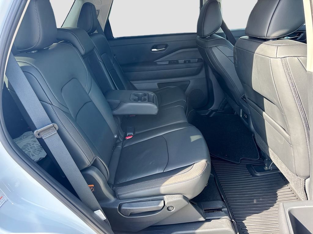Used 2025 Nissan Pathfinder SL w/ Lighting Package (N92) image 28
