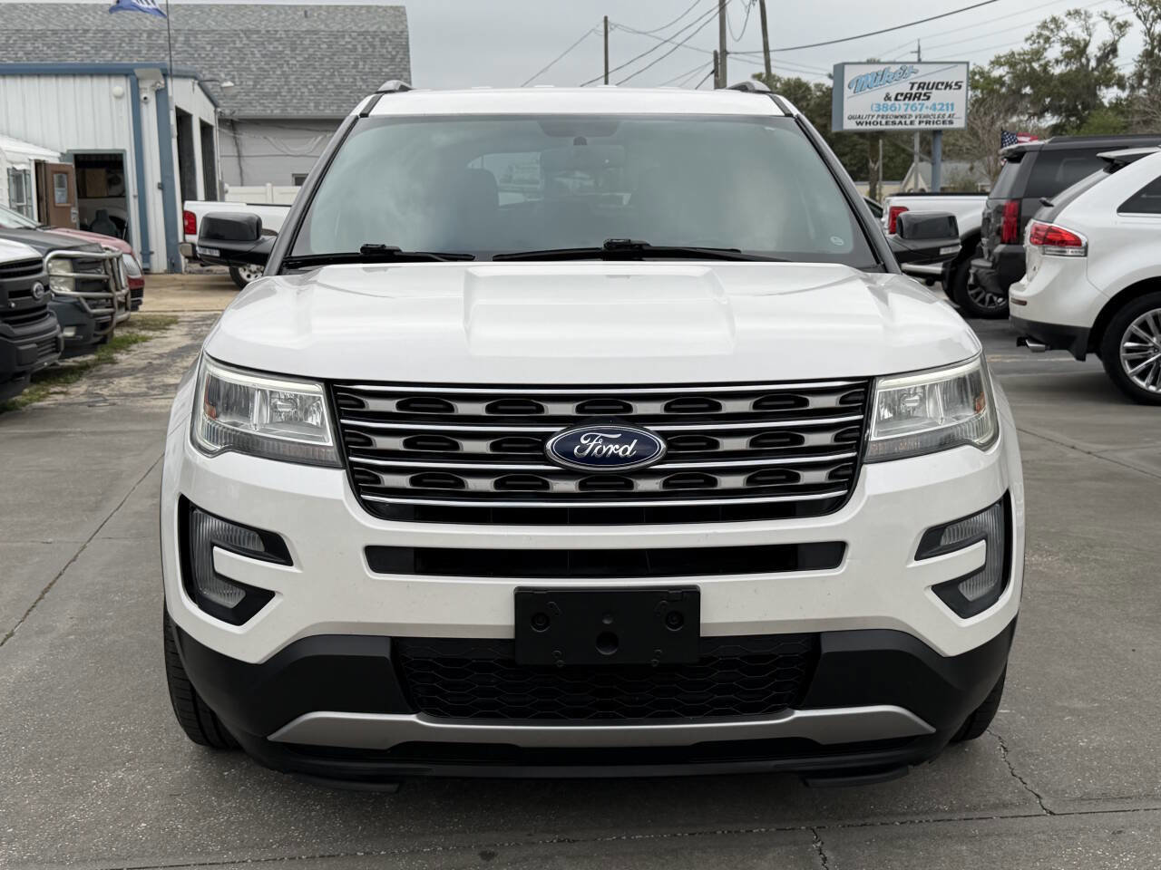 Used 2017 Ford Explorer XLT w/ Equipment Group 201A FWD image 3