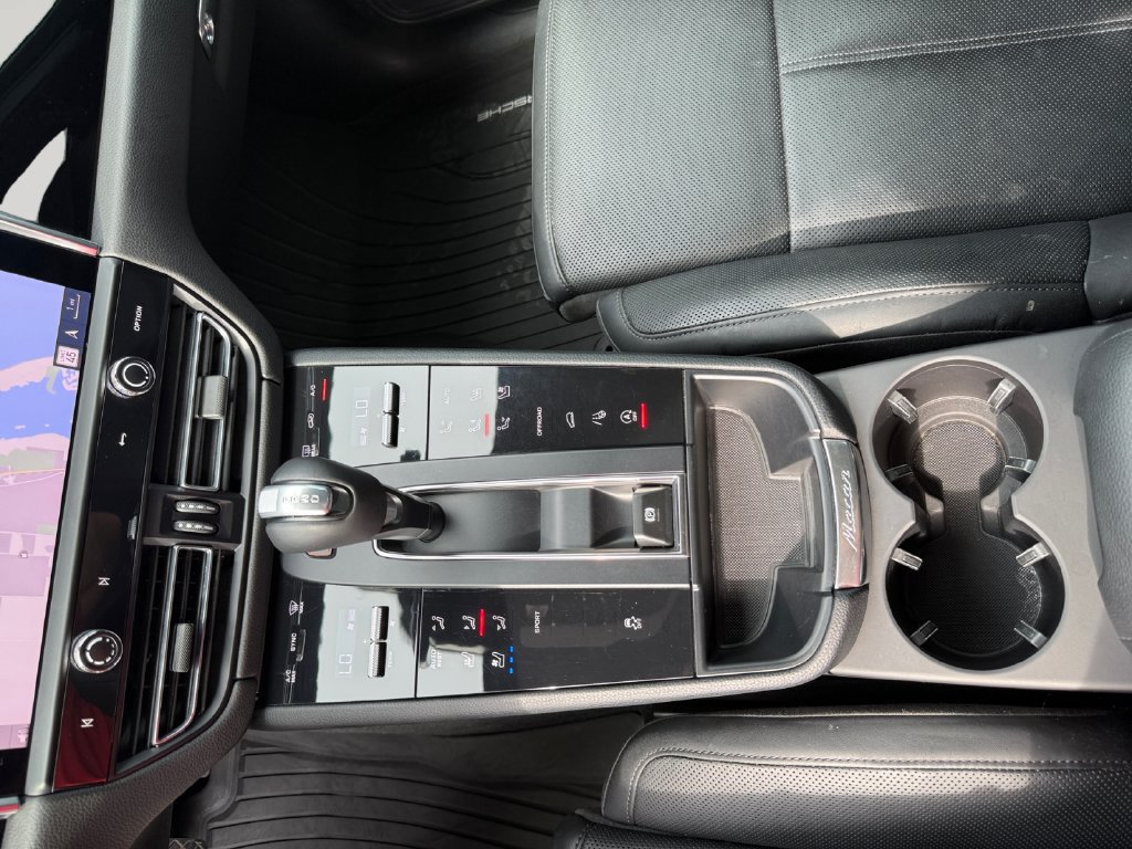 Used 2024 Porsche Macan AWD/4WD image 21