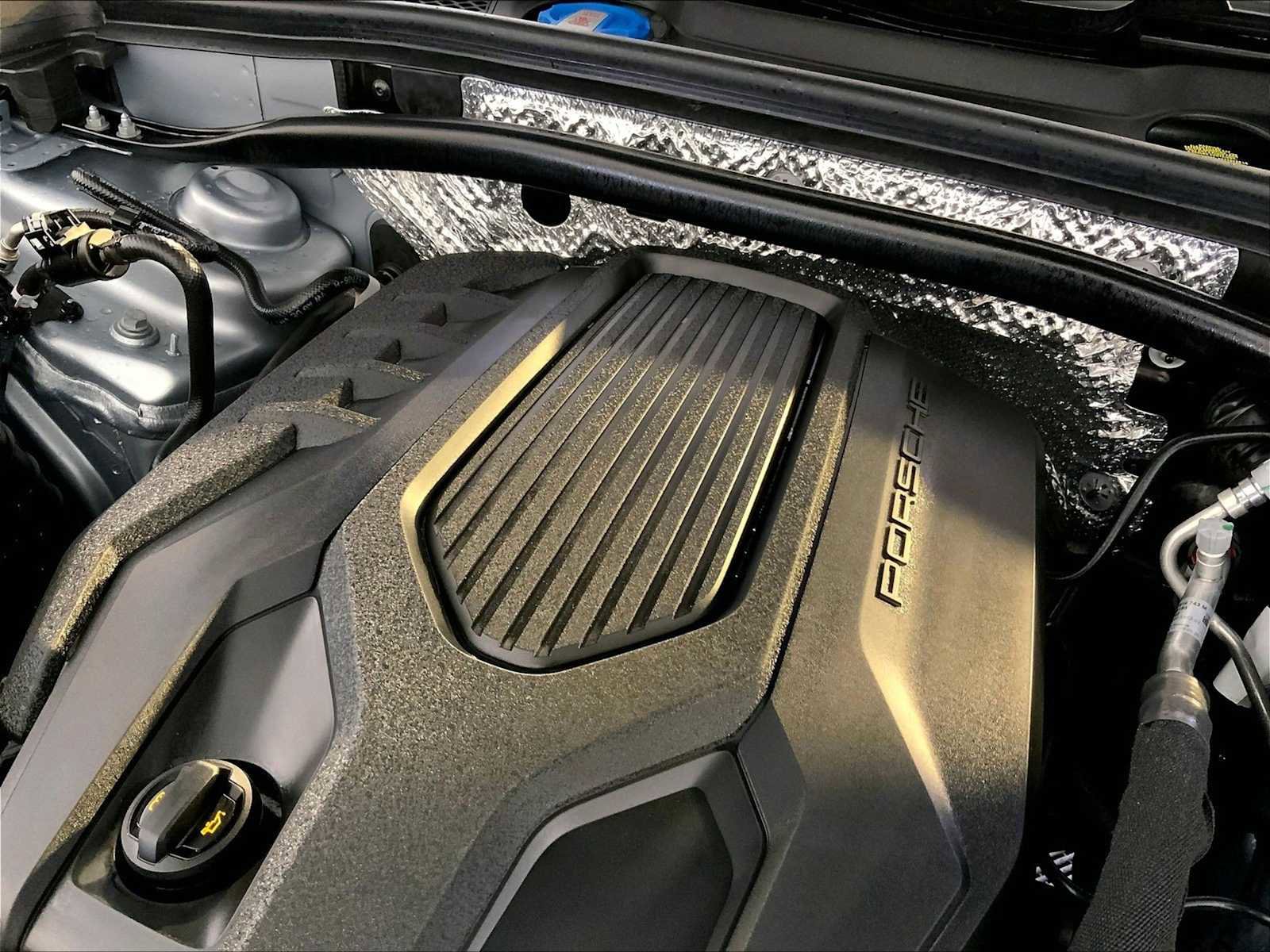 Certified 2025 Porsche Macan AWD/4WD image 33