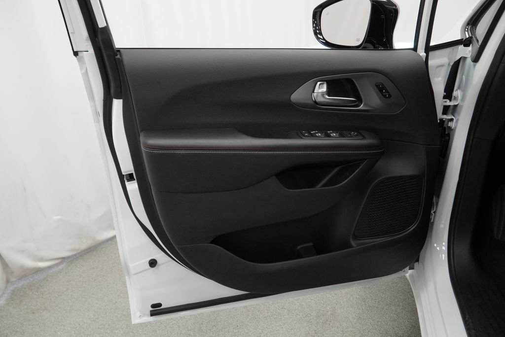 New 2027 Chrysler Pacifica Select AWD/4WD image 29