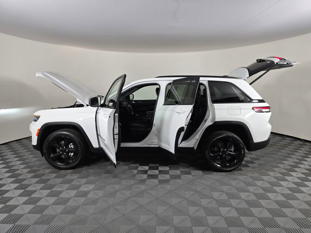 Used 2023 Jeep Grand Cherokee Altitude image 16