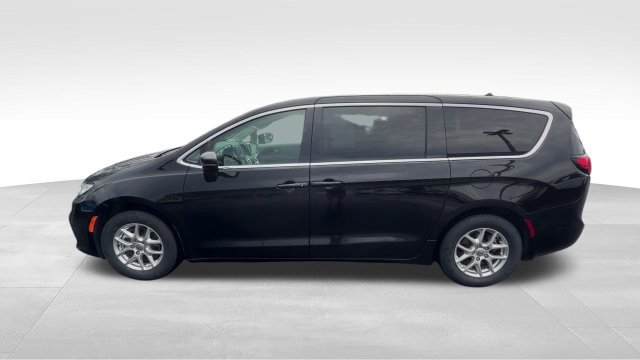 Used 2024 Chrysler Pacifica Touring-L FWD image 3