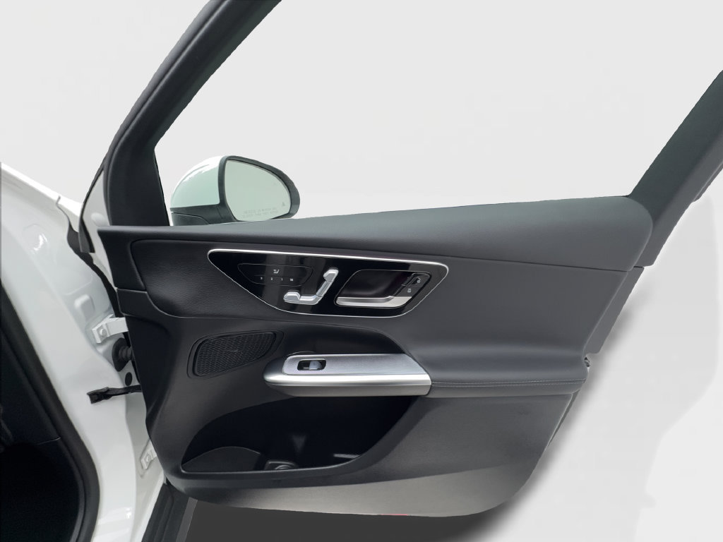 Used 2025 Mercedes-Benz GLC 300 image 34