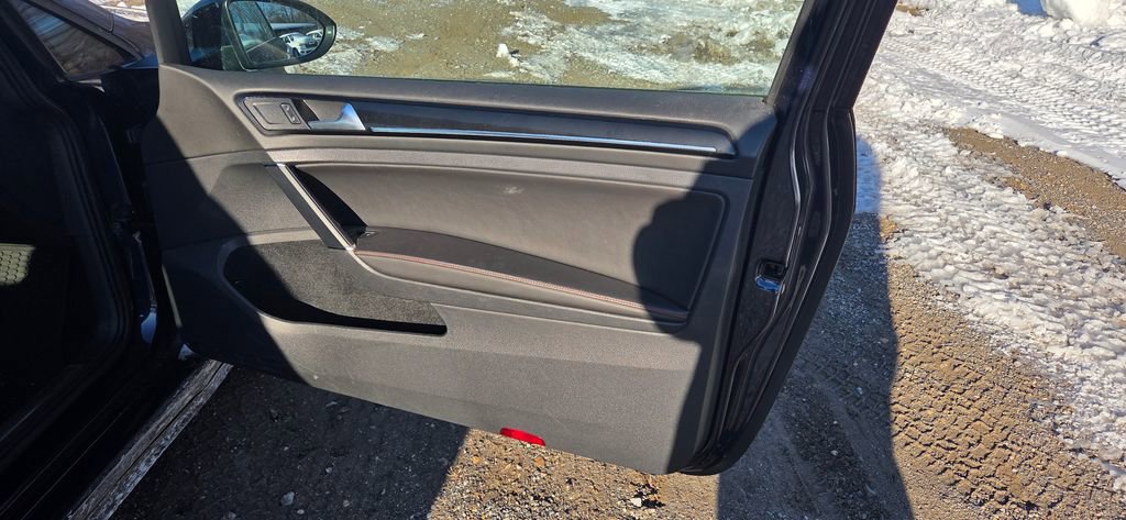 Used 2015 Volkswagen GTI SE image 9