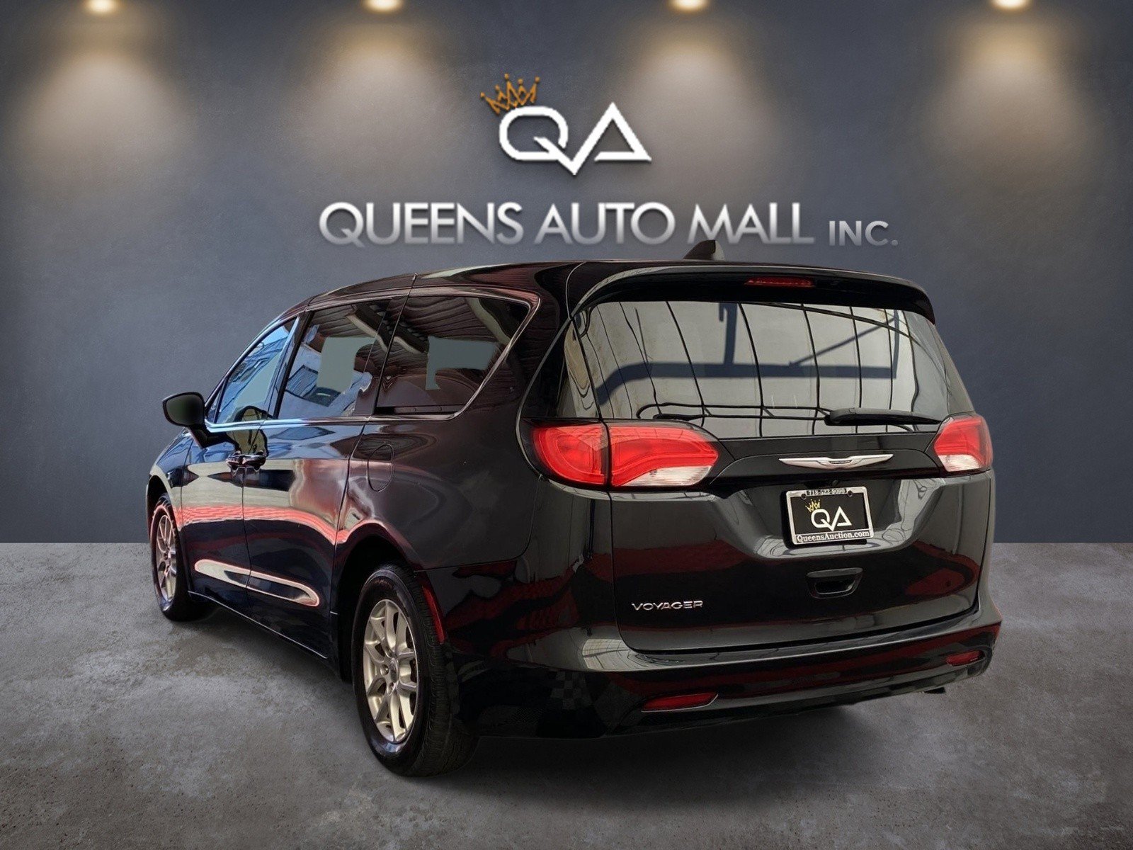 Used 2022 Chrysler Voyager LX FWD image 4