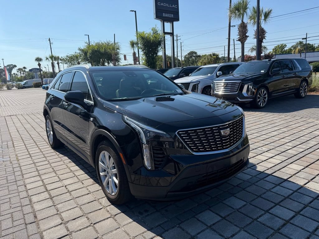 Used 2023 Cadillac XT4 Luxury w/ Cold Weather Package FWD image 5