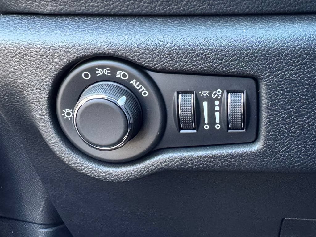 New 2027 Chrysler Pacifica Limited FWD image 30