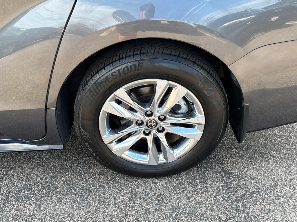 Used 2025 Toyota Sienna Limited AWD/4WD image 40