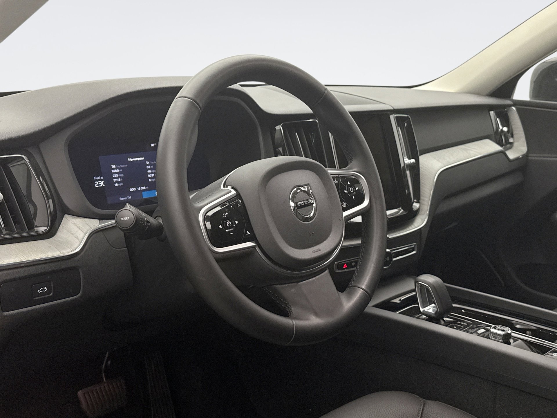 Used 2025 Volvo XC60 B5 Plus image 7