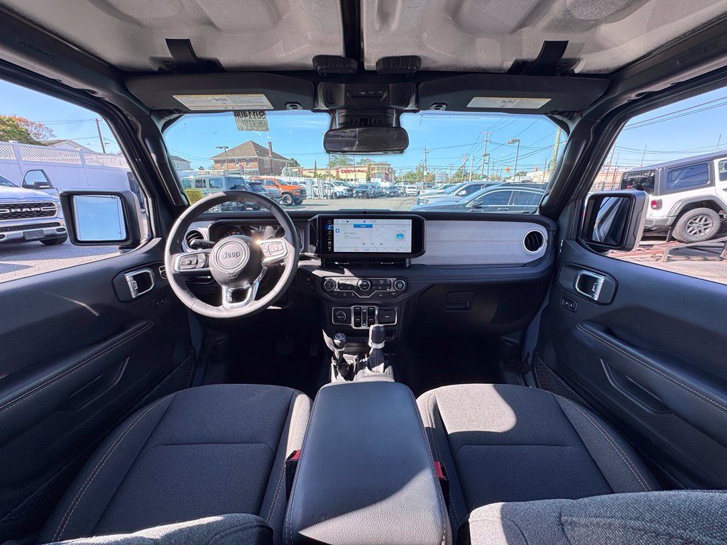 Used 2026 Jeep Wrangler Unlimited Sahara AWD/4WD image 11